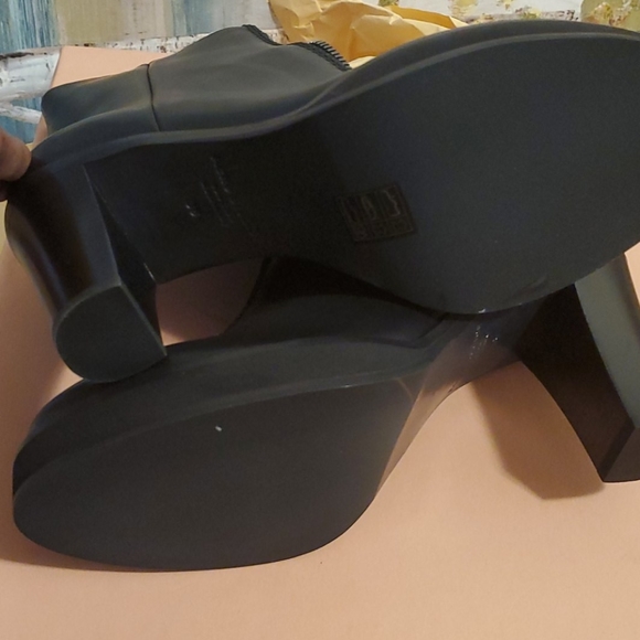 Acne Studios Elise Zip Black Leather Bootie | EU40 - Picture 5 of 7